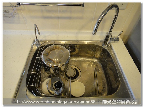 鋁框玻璃門上櫃設計