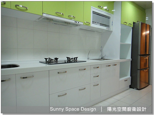 中和跳色清爽系廚房全景