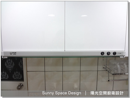 L型白色廚房全景