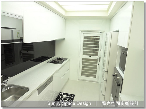 全白一字型廚具與黑玻背牆全景