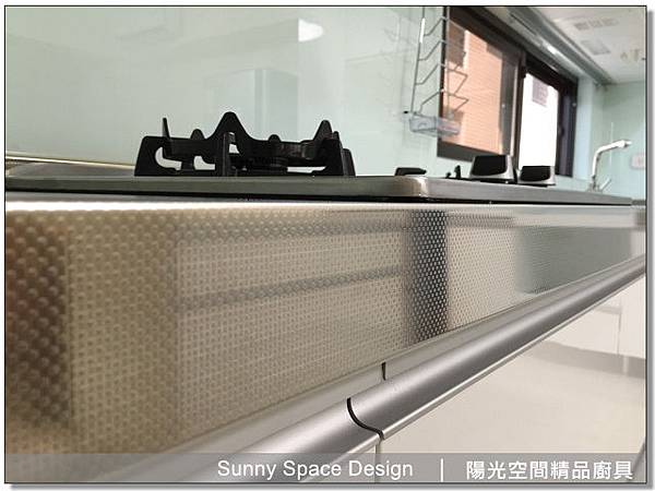 右側電器櫃與零食櫃收納配置