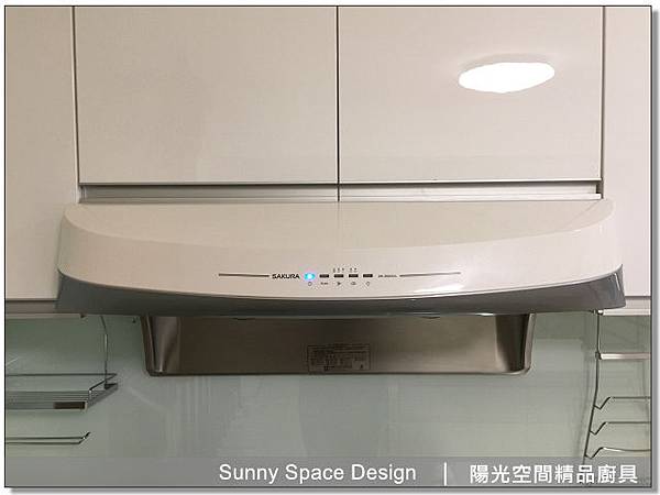 中島吧檯下方收納空間