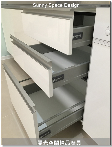 廚房寬敞動線與採光展示