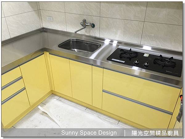 板橋館前東路L型亮黃色結晶鋼烤廚具不鏽鋼檯面特寫