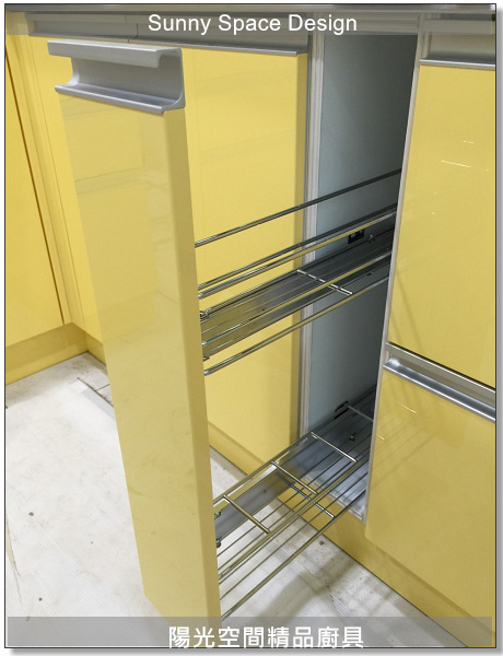 廚房整體亮眼活潑的氛圍