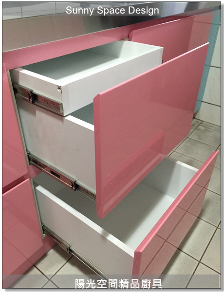 紅色鋼琴烤漆下櫃質感