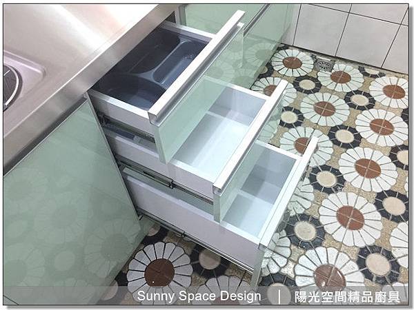 不鏽鋼水槽櫃內部結構