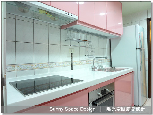 鋼琴烤漆門板與45度斜把手細節