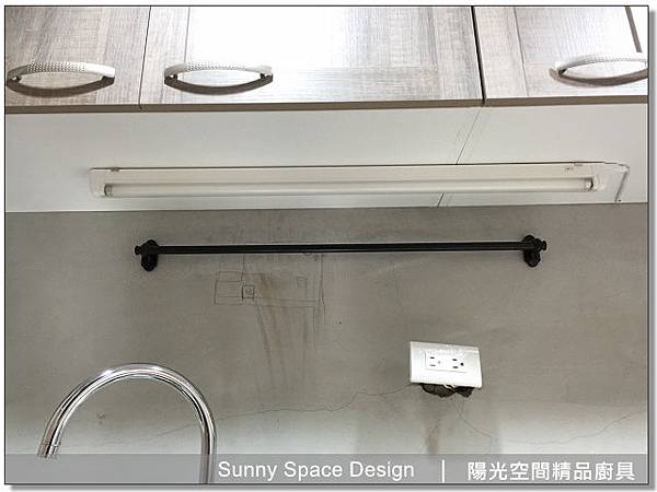 水槽下方發泡板桶身與連勾收納