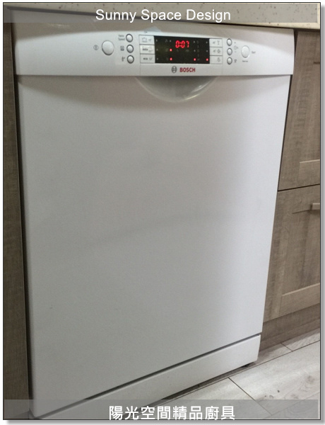 完工後溫暖舒適的廚房氛圍