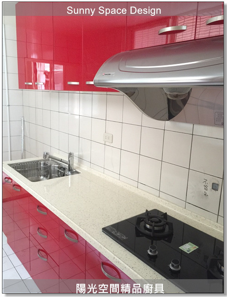 汐止一字型廚房上白下紅結晶鋼烤完工全景