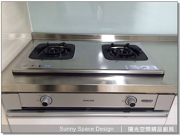 淡綠色烤漆玻璃背板與海灣型水槽