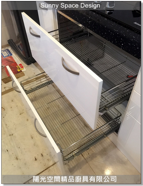 瓦斯爐下方拉籃與窄版調味側拉架