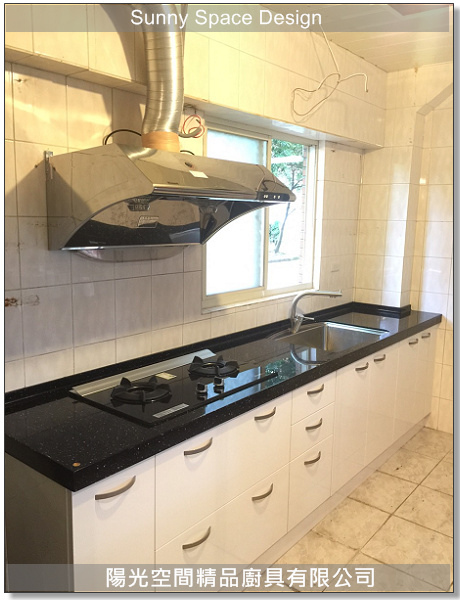 L型白色廚具搭配大窗自然光