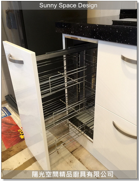 L型廚房檯面順著柱子延伸的細緻施工