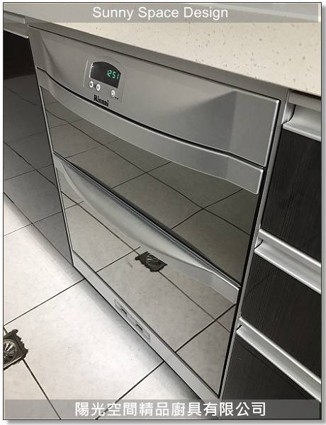 深木紋門板與黑色烤漆玻璃搭配