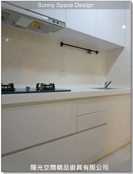 45度斜把手設計與白色水晶門板