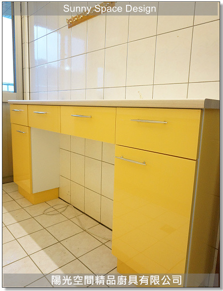 新店中興路亮黃色水晶門板雙面廚具全景