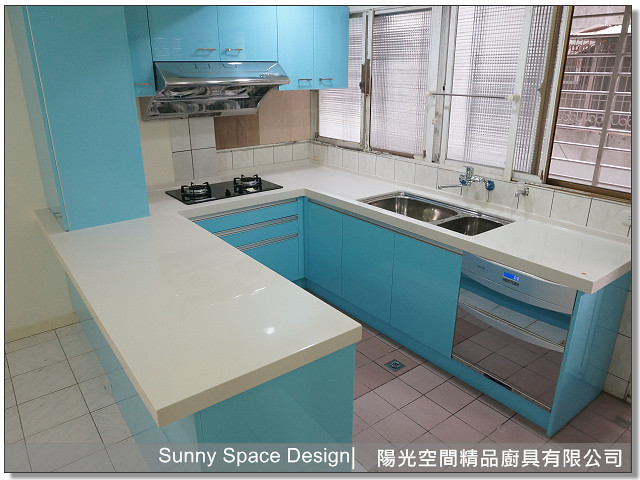 抽屜型垃圾桶與下櫃收納細節