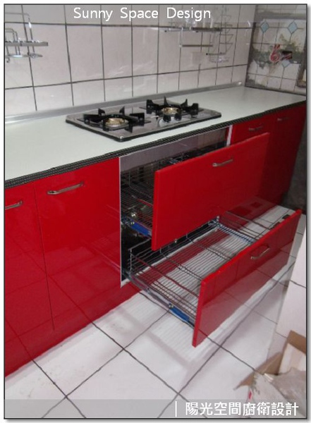 側邊同色水晶門板修飾細節