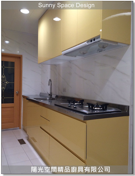 後門內縮櫃體設計｜避免開門撞擊的廚房案例