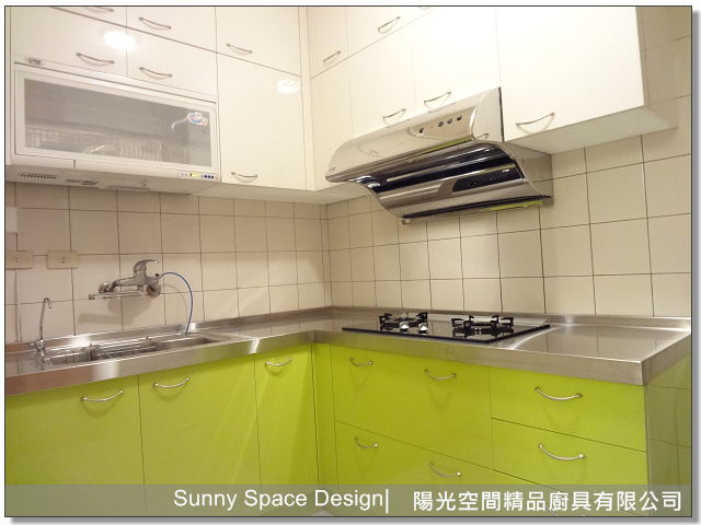 廚房後方小平台區｜電鍋與微波爐收納｜系統櫃設計