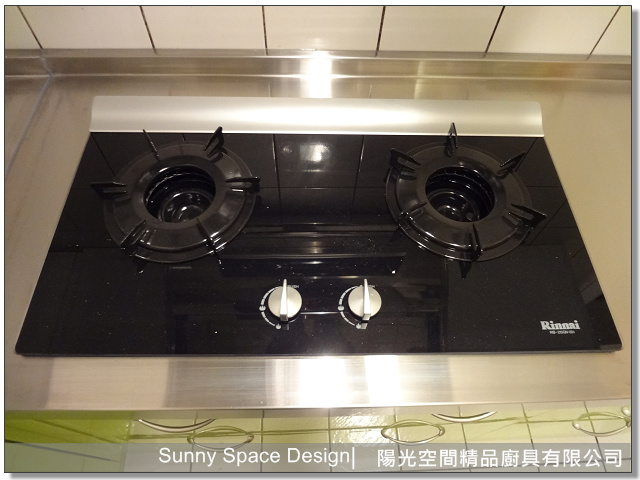 上疊櫃小坪數廚房｜淺色門板 × 完整收納｜陽光空間廚具