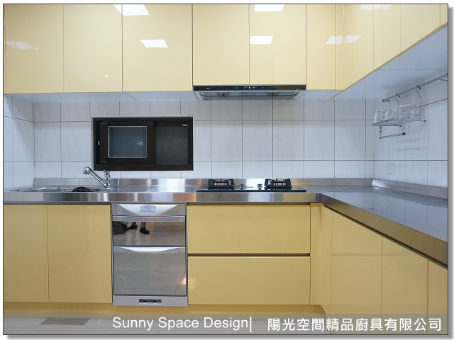 冰上櫃一體設計與不鏽鋼檯面配置