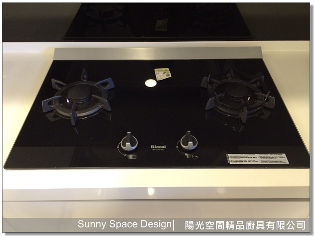 側拉調味架與隱藏垃圾桶位置