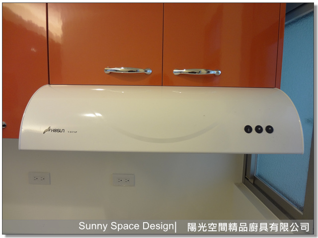 懸掛式烘碗機與上櫃收納