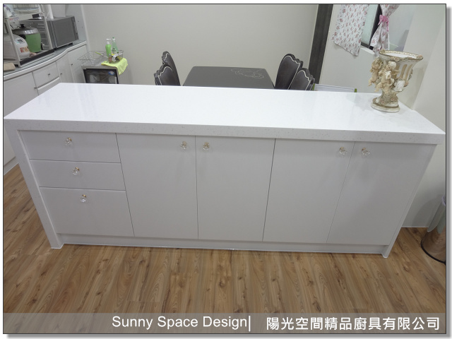 一字型廚房料理區 水晶門板 黑玻對比感