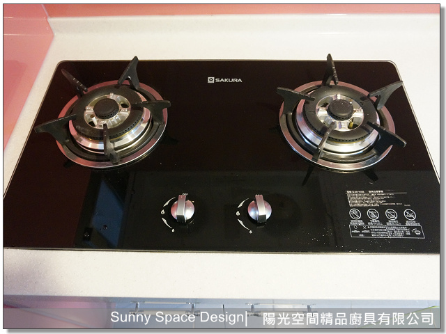 大容量收納櫃與電器平台配置