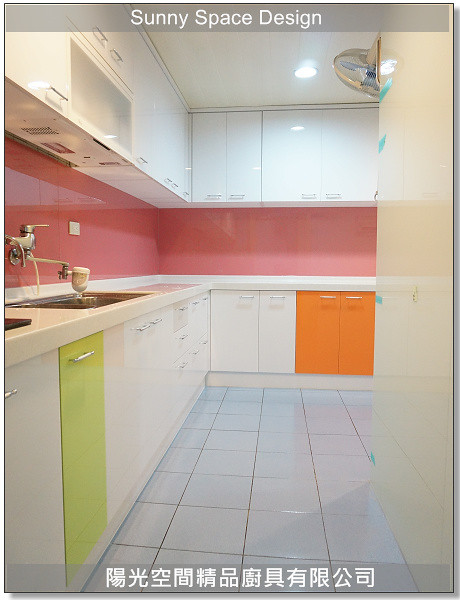 瓦斯爐區特寫｜櫻花雙口玻璃爐 G2511G × 粉紅玻璃背板｜Sunny Space Design