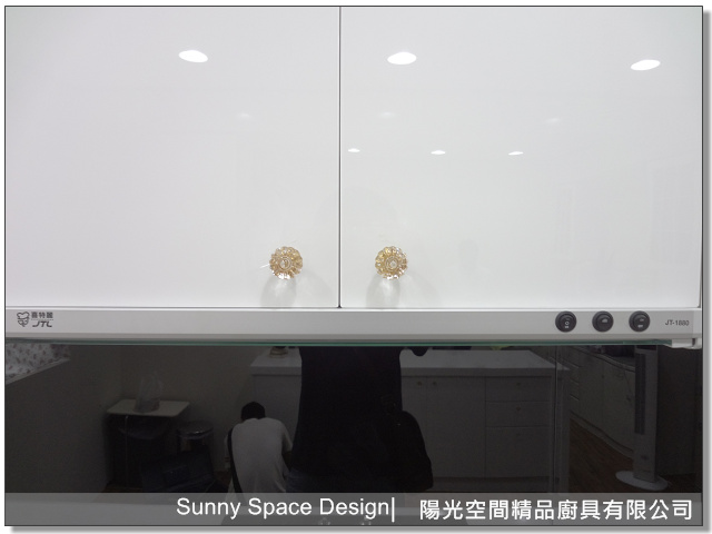 白色廚房 夢幻碎花窗簾