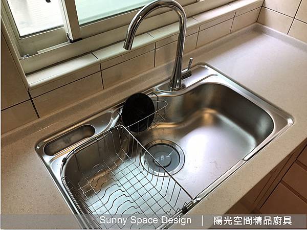 廚具上櫃轉角柱體藏入櫃內的細緻施工