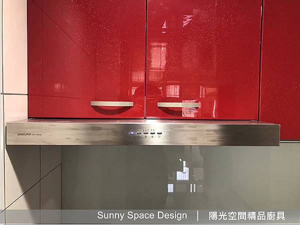 完工後清爽乾淨的廚房全景