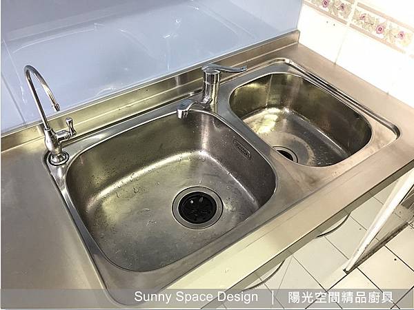 開放式置盤架與一字型廚房動線示意