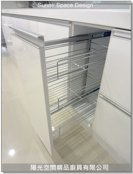 黑玻背板反射光影效果