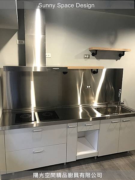 不銹鋼檯面與白色結晶鋼烤門板搭配