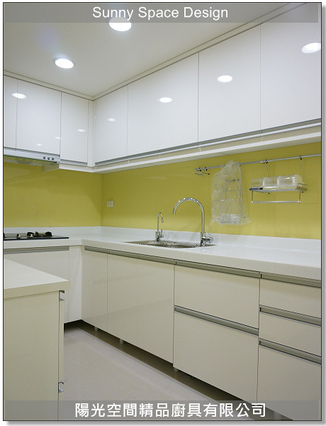 檸檬黃烤漆玻璃與人造石檯面