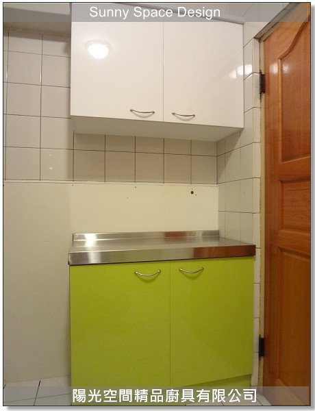 淺色門板營造輕盈視覺感