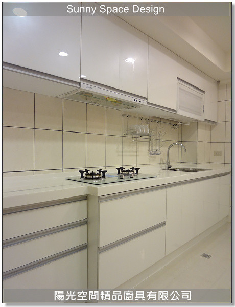 白色一字型廚具全景