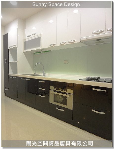 一字型黑白廚具側面視角