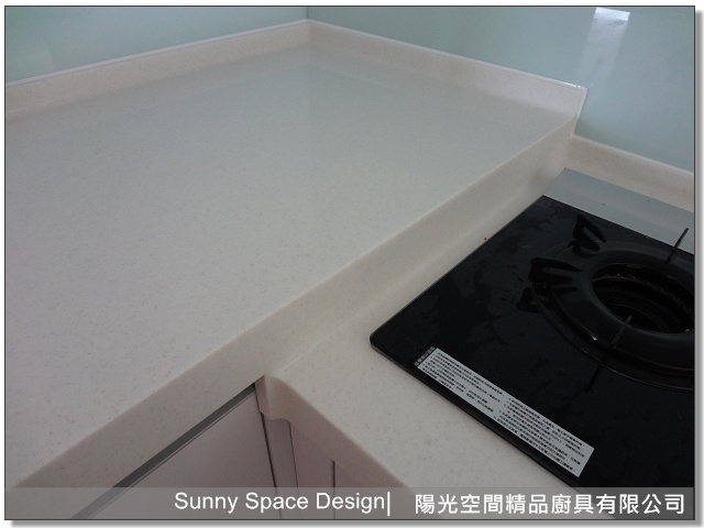 冰箱上櫃與電器櫃整體配置