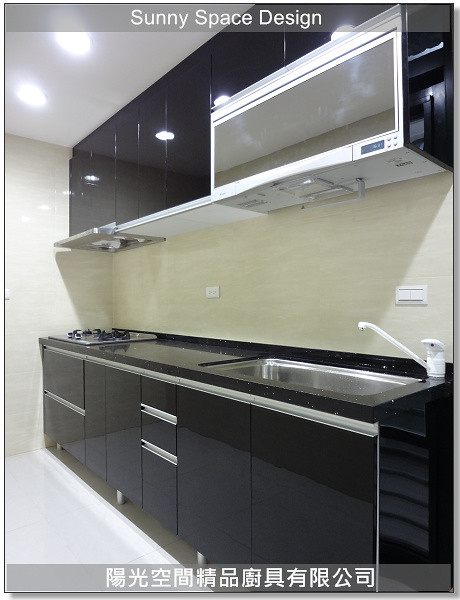 全黑石英石檯面與結晶鋼烤門板質感