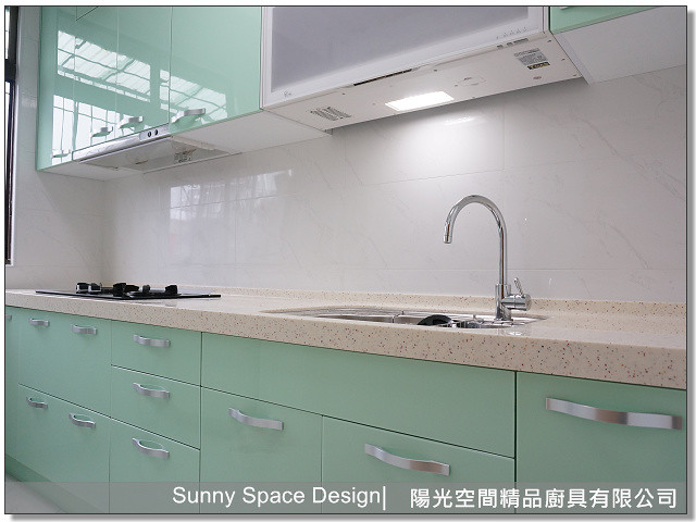 台北大安區薄荷綠一字型廚房全景