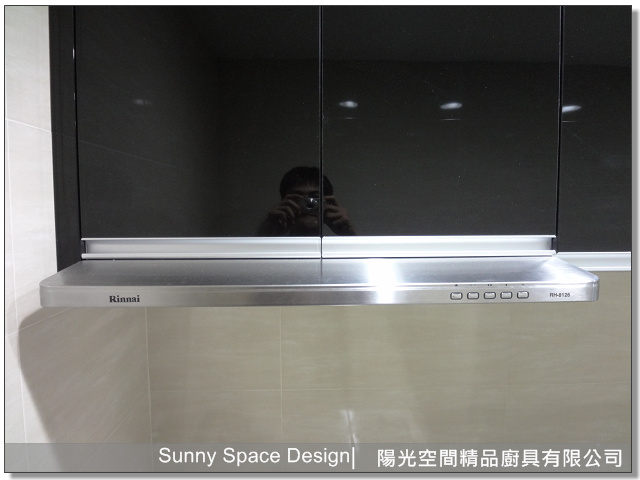 懸空腳柱設計讓掃地機器人自由進出