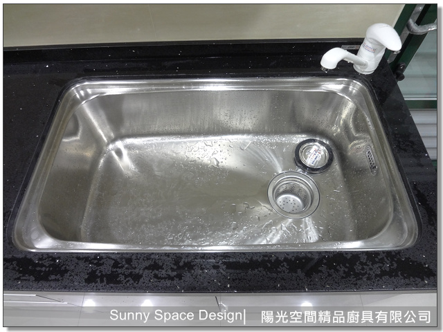 上櫃白色門板與整體黑白對比效果