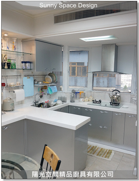 玻璃層板展示區與燈光效果