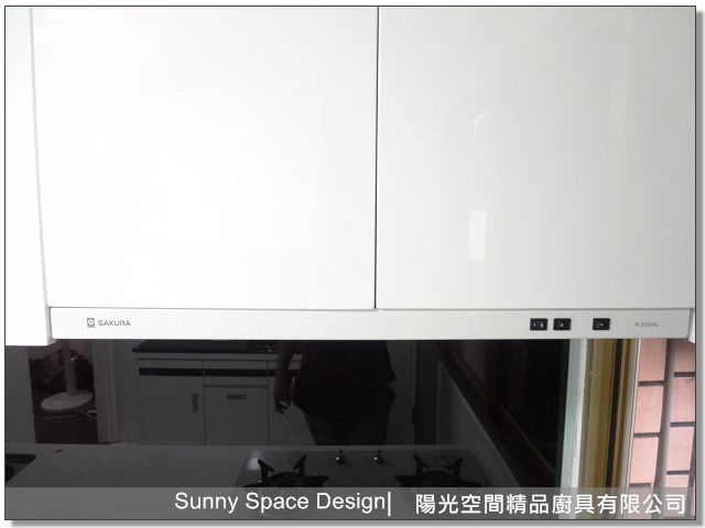 黑色烤漆玻璃背板反射效果展示
